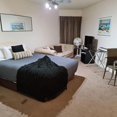 Oceanside Resort Internal Ground Floor Studio Unit Privately Owned In Mt Maunganui No External Window Or Air Conditioning Mount Maunganui Exteriör bild