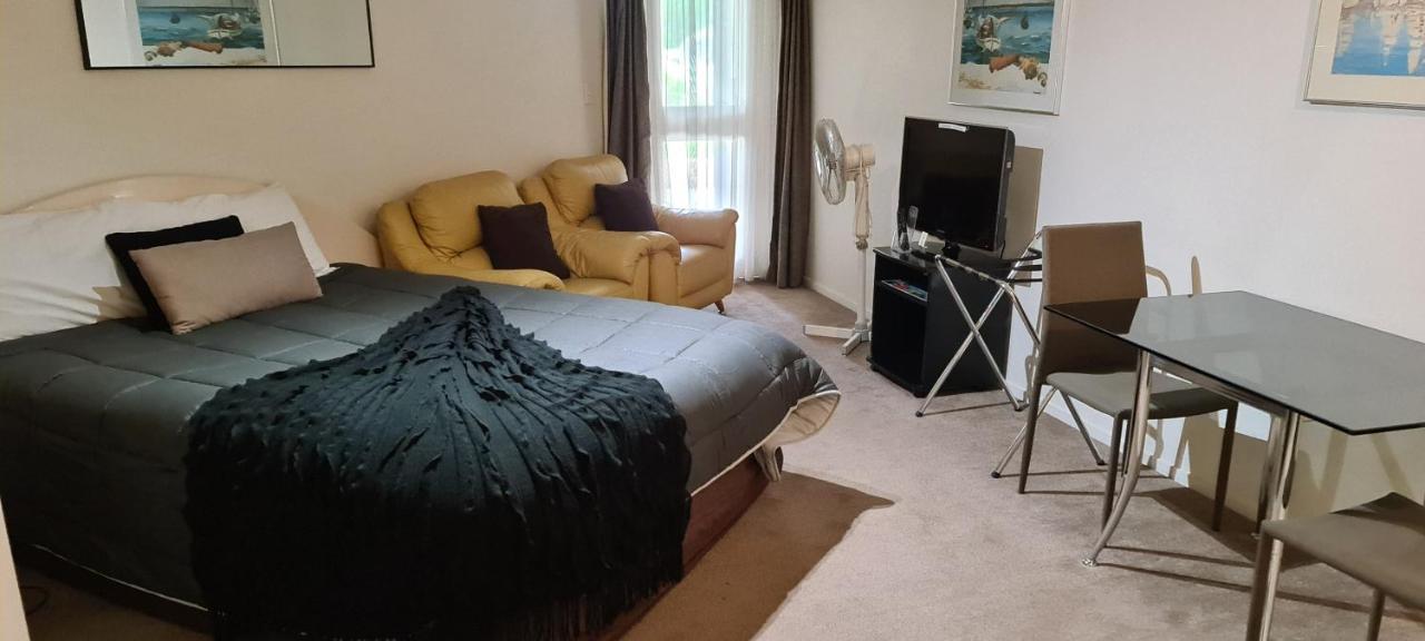 Oceanside Resort Internal Ground Floor Studio Unit Privately Owned In Mt Maunganui No External Window Or Air Conditioning Mount Maunganui Exteriör bild